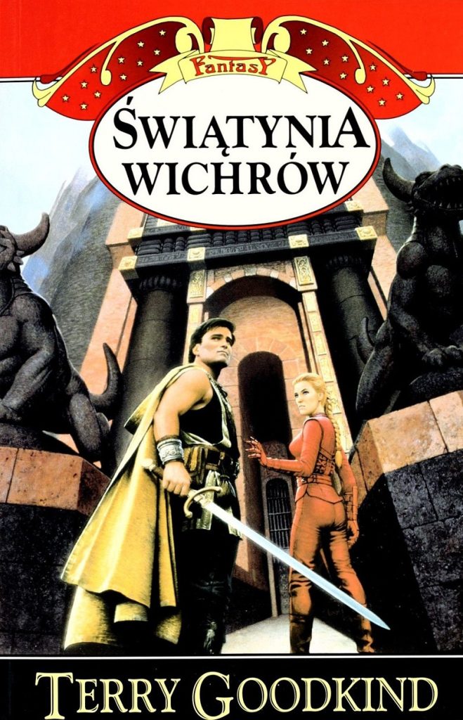 
Richard w stroju czarodzieja wojny i Cara w czerwonej skórze Mord-Sith przed tytułową świątynią. 