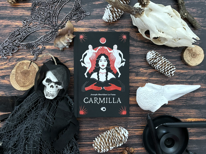 Carmilla, piękna, powabna i wyuzdana wampirzyca, wraca na salony w blasku chwały.